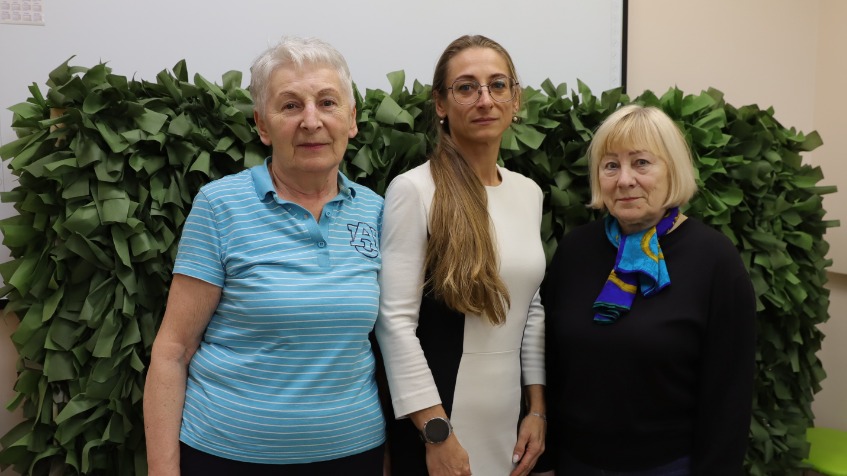 Волонтеры Людмила Шатилова и Татьяна Тихомирова вместе с организатором мастер-класса по плетению маскировочных сетей Ириной Филимоновой показывают результаты своей почти месячной работы