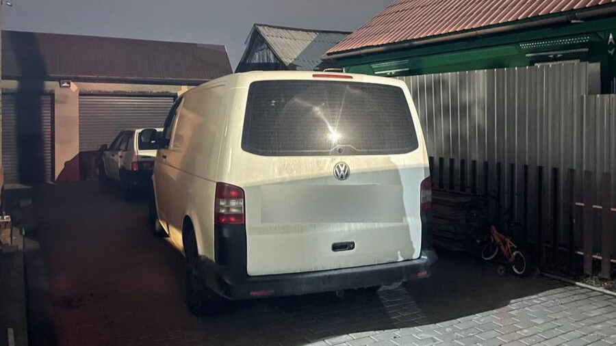 Припаркованная машина внезапно покатилась назад и раздавила ребенка в Оренбурге