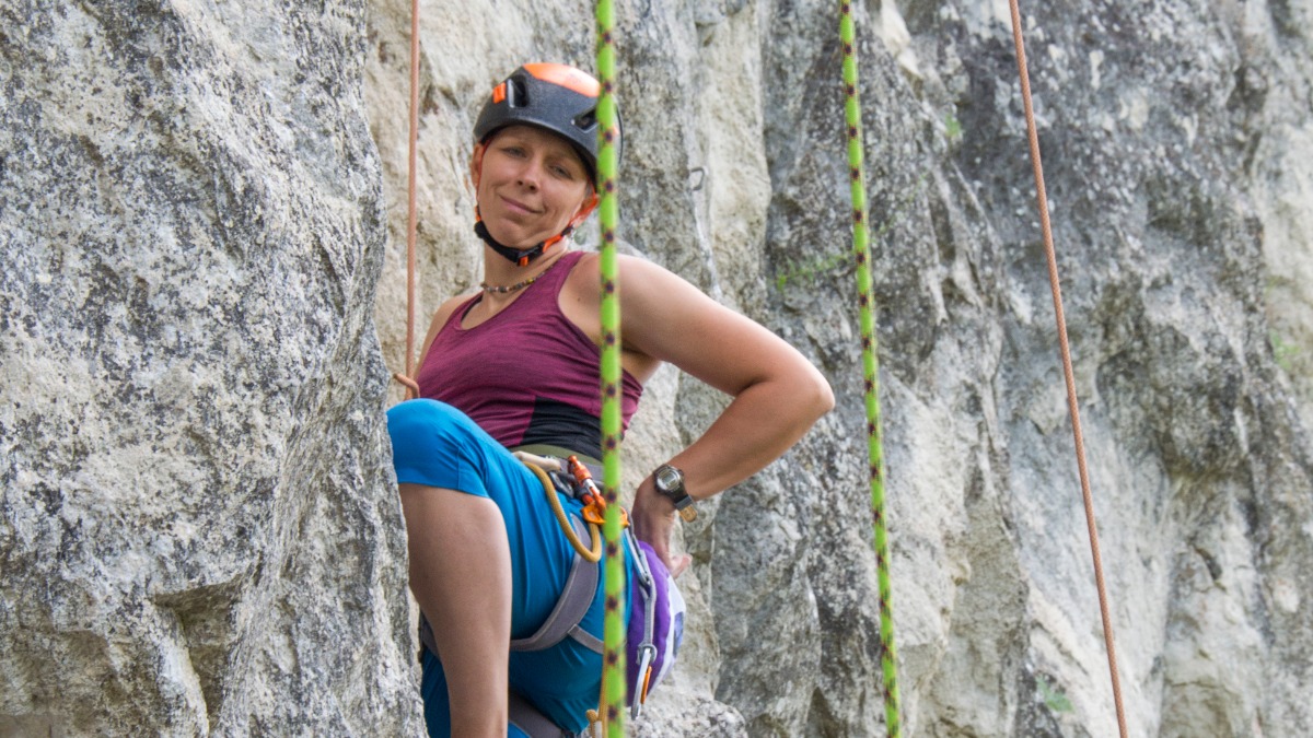 Президент федерации альпинизма и скалолазания Севастополя, а также старший тренер спортивной сборной команды Севастополя по альпинизму Анна Буракова проводит тренировку на скалах Бахчисарая на секторе АльпИндустрия