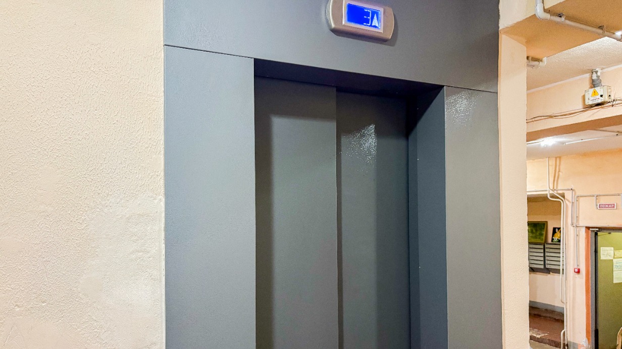 В жилом доме в районе Академический в 2025 году завершили замену лифтового оборудования с расширением дверных проемов