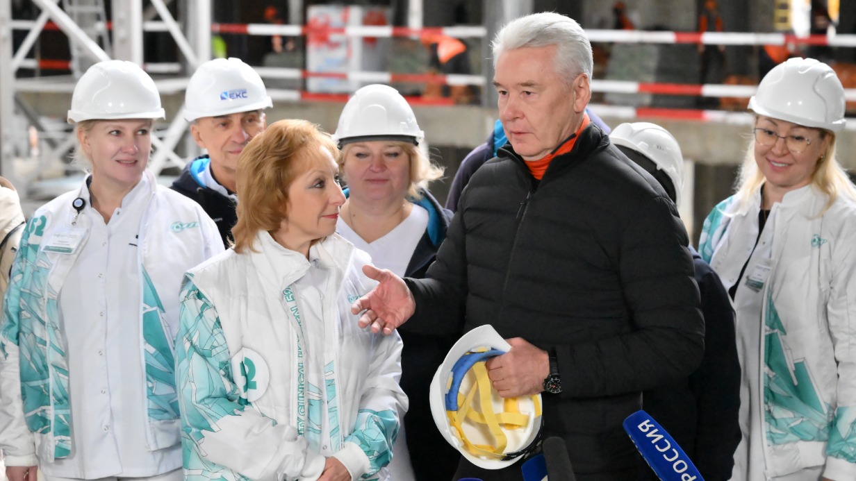 Мэр Москвы Сергей Собянин и директор, главный врач городской клинической больницы № 52 Марьяна Лысенко оценили ход работ