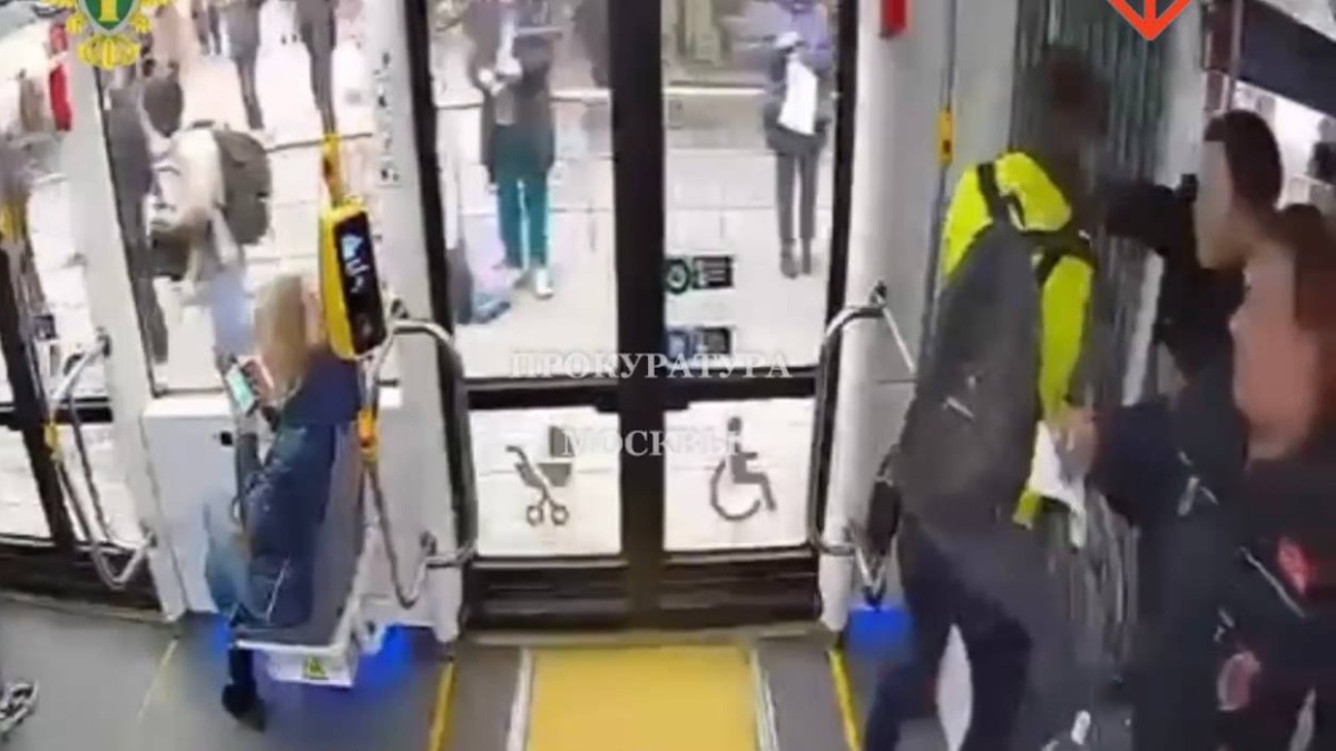 Безбилетник избил контролера в трамвае в центре Москвы