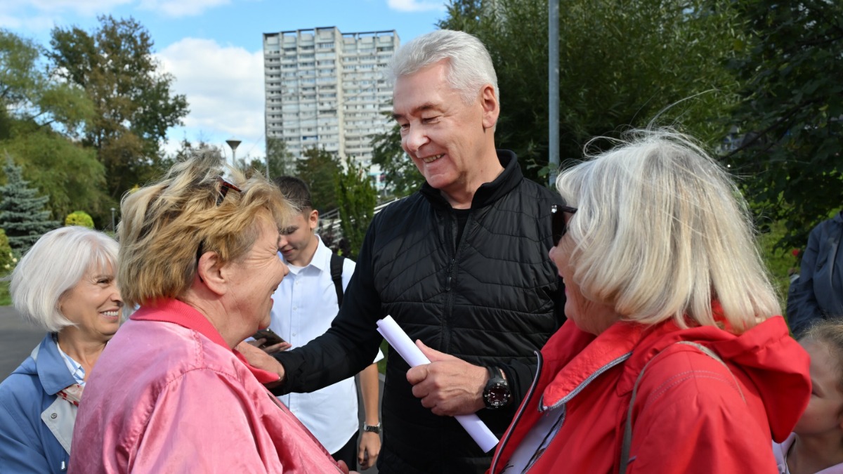 Мэр Москвы Сергей Собянин общается с жителями столицы старшего возраста. На социальную поддержку горожан в бюджете на 2026 год заложено 810 миллиардов рублей