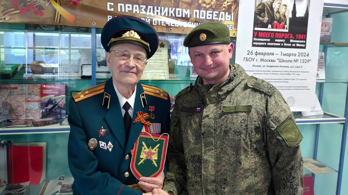 Председатель организации ветеранов спецоперации «Совет СВОих» Константин Рыжак и ветеран Вооруженных сил РФ, руководитель сектора по военно-патриотической работе Совета ветеранов района Тропарево-Никулино Виктор Шикалов