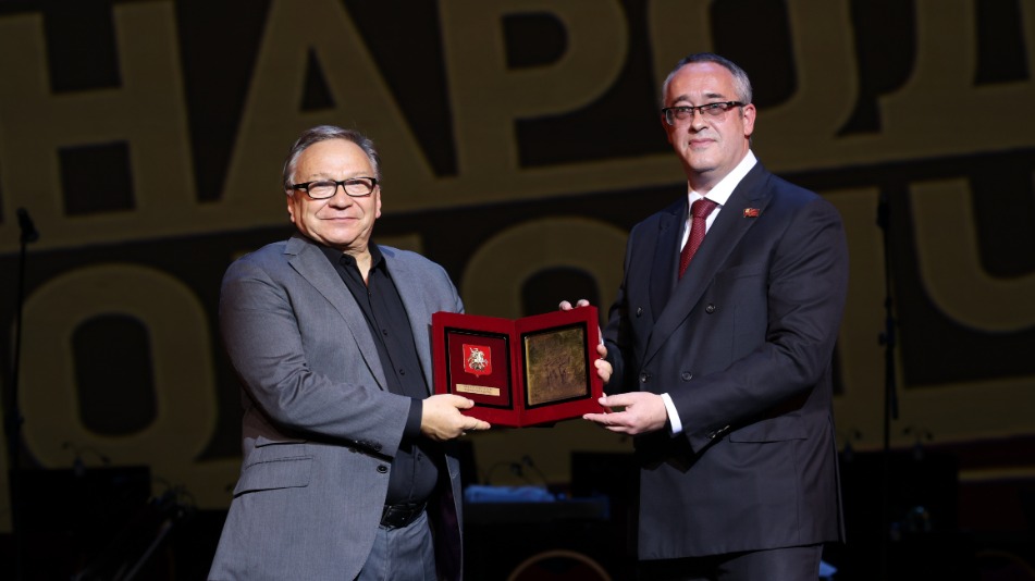 Председатель Мосгордумы Алексей Шапошников награждает народного артиста России, режиссера Игоря Угольникова за вклад в сохранение памяти о Московском народном ополчении 1941 года