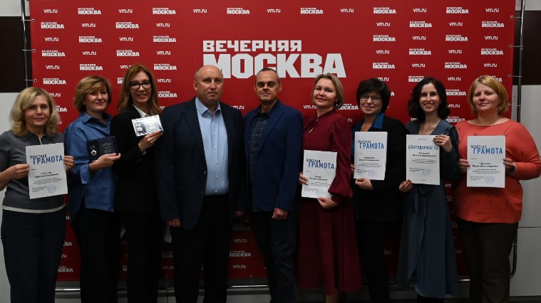 Генеральный директор АО «Редакция газеты «Вечерняя Москва»» Георгий Рудницкий и и. о. главного редактора газеты Александр Шарнауд с сотрудниками «Вечерней Москвы», отмеченными наградами