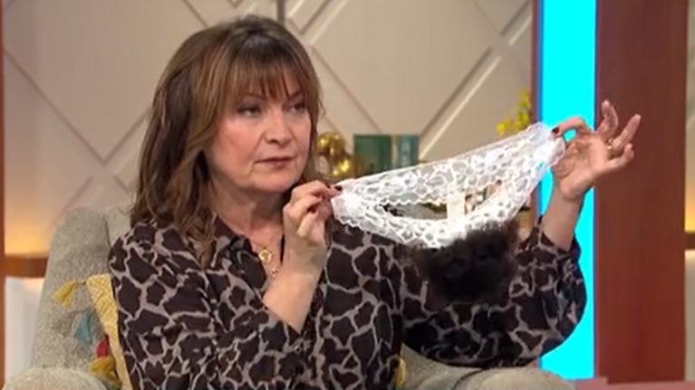 Телеведущая в прямом эфире получила в подарок трусы с волосами