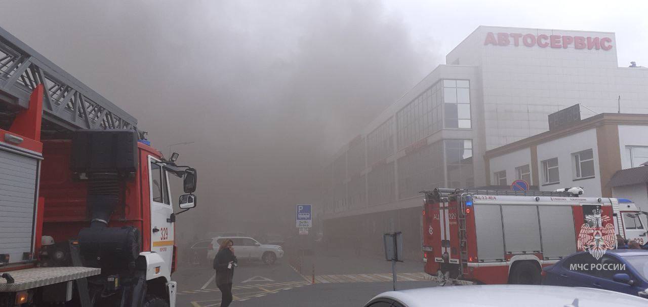 Огонь охватил 2500 «квадратов» предприятия по производству автомасел в Пушкине