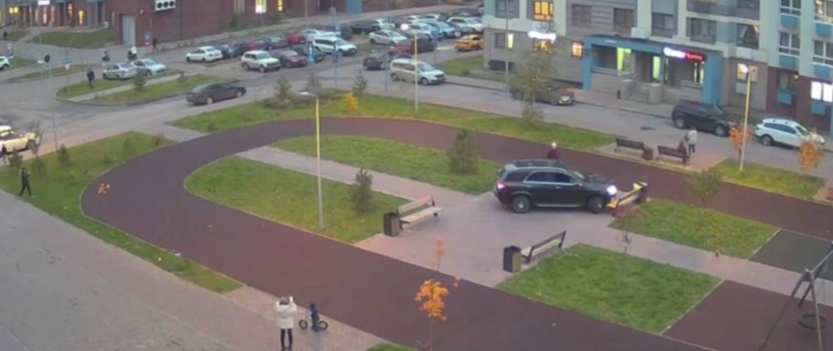 Водитель иномарки проехался по пешеходным дорожкам около ЖК в Подмосковье