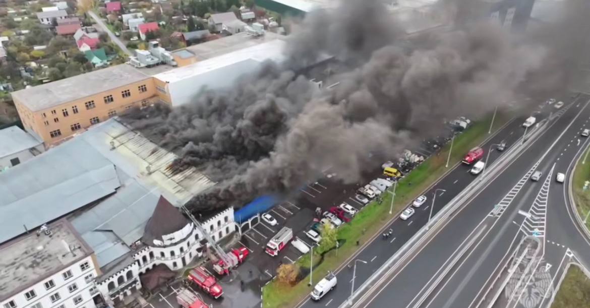 Появилось видео пожара на предприятии по производству автомасел в Пушкине