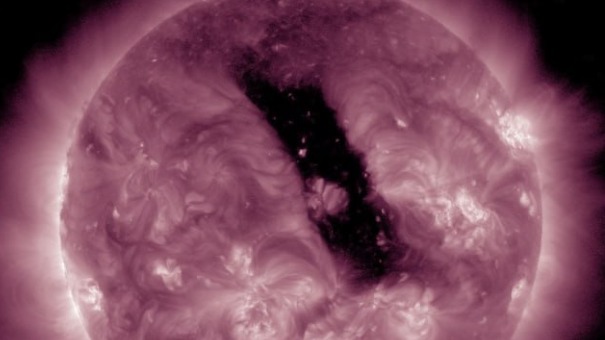 Крупная корональная дыра на Солнце нацелилась на Землю 