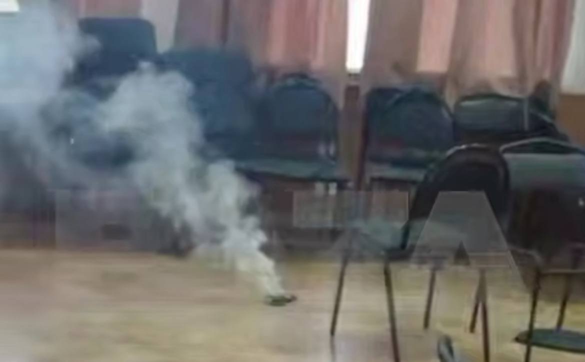 У ученика школы № 1576 в Москве задымился телефон в руках