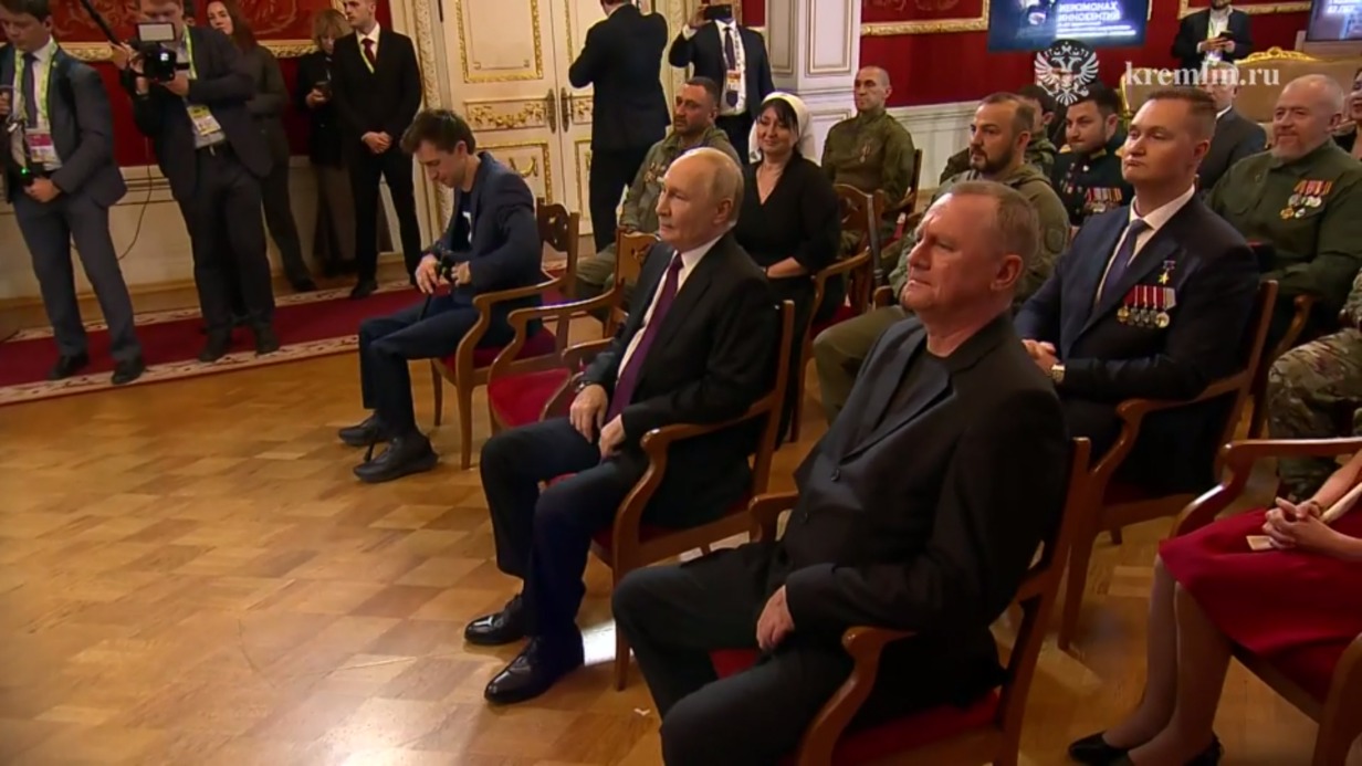 Кремль опубликовал кадры презентации Путину фильма RT о героях СВО