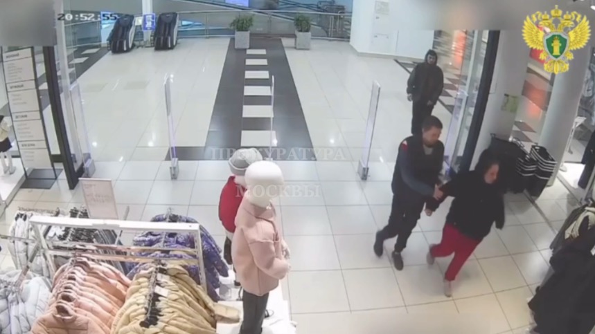 Пьяная компания вынесла из ТЦ на Ореховом бульваре одежду на 30 тысяч рублей 