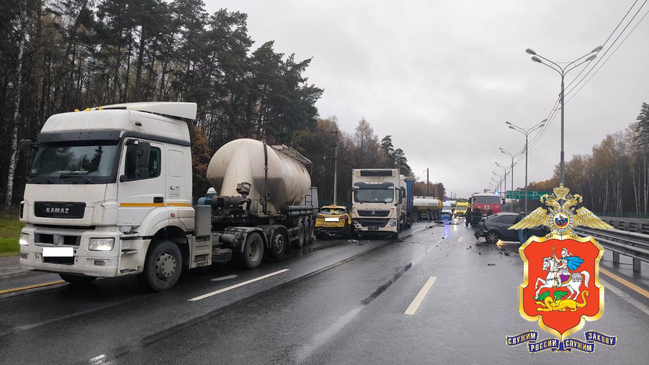 Три человека погибли в жутком ДТП с четырьмя фурами в подмосковном Серпухове