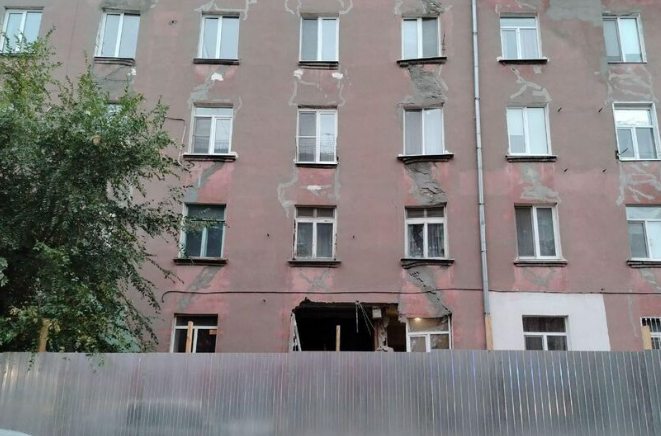 Аварийный дом частично обрушился в Саратове, эвакуированы 18 человек