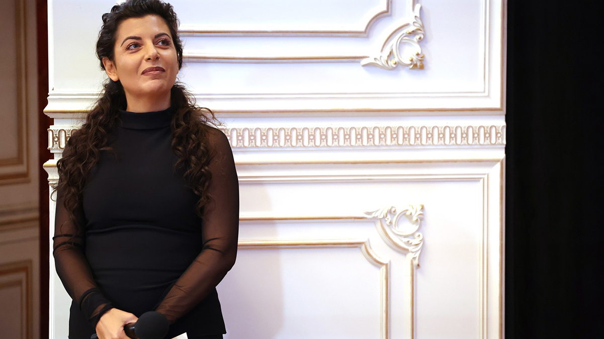 Симоньян подарила Путину вазу с надписью о воссоединении Украины с Россией