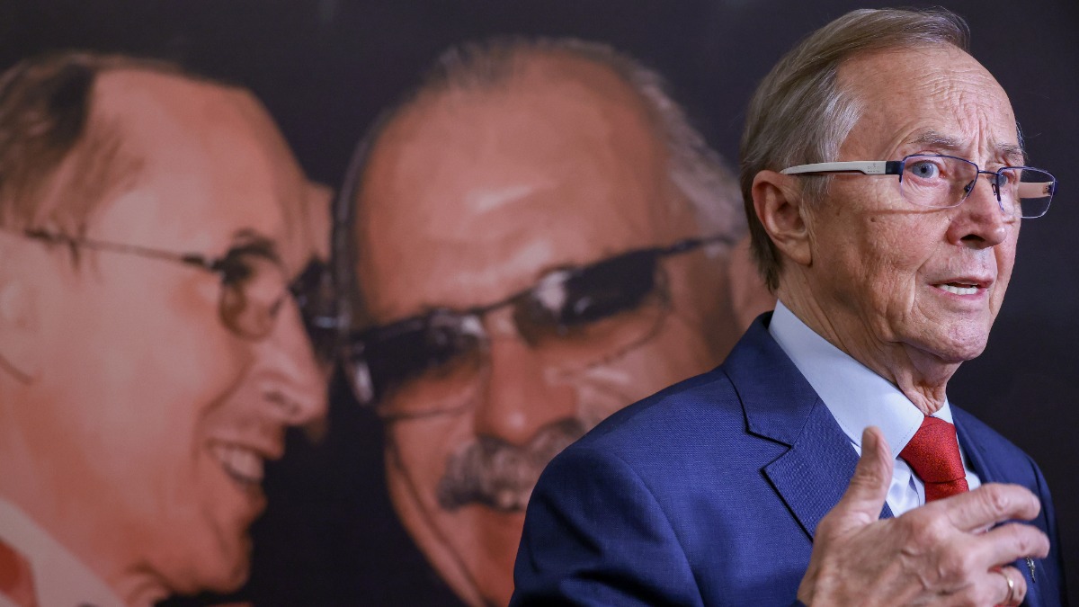 Николай Бурляев на сцене «Мастерской «12» Никиты Михалкова» говорит вступительное слово перед премьерой своего документального фильма «Никита», посвященного юбилею Никиты Михалкова