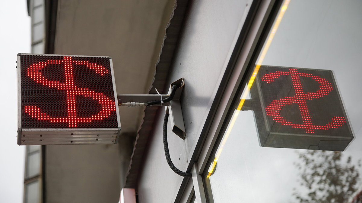 Внебиржевой курс доллара поднялся выше 81 рубля