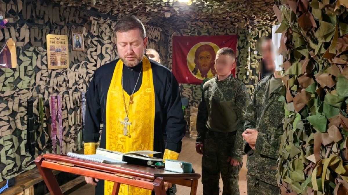 Иерей Павел Когельман читает молитвы во время одного из богослужений в полевом храме в зоне СВО