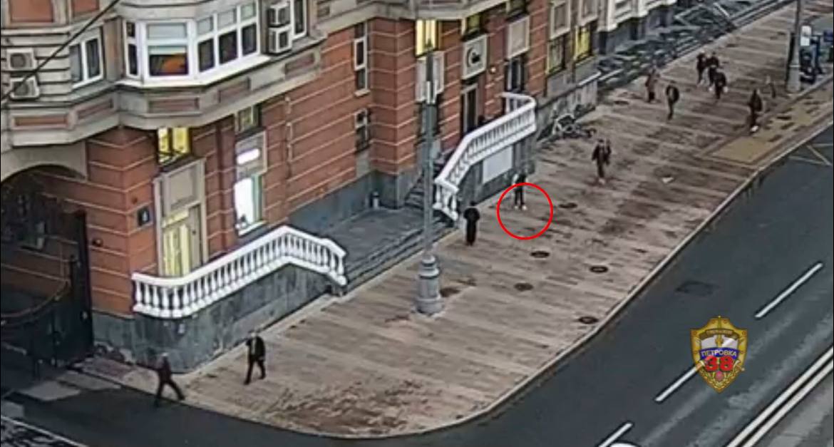 Москвич украл потерянный прохожим пакет с 1,6 миллиона рублей в центре столицы