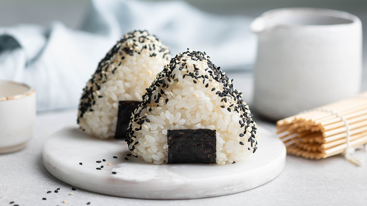 Онигири: что это, как готовят, срок хранения и почему это блюдо опасно