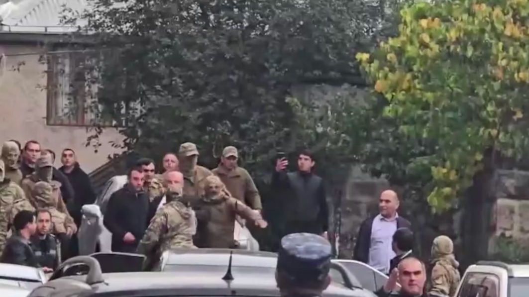 Мэра Гюмри вывели из здания в окружении спецназа и увезли в неизвестном направлении