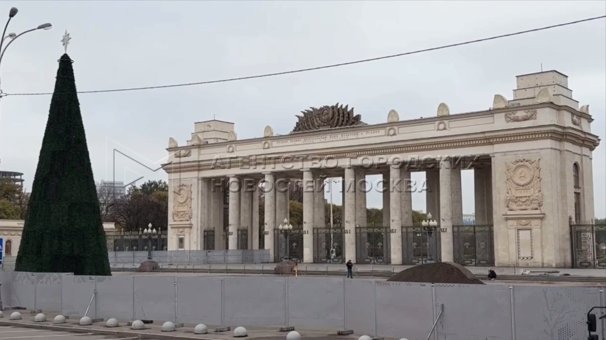 Елку установили у главного входа в Парк Горького