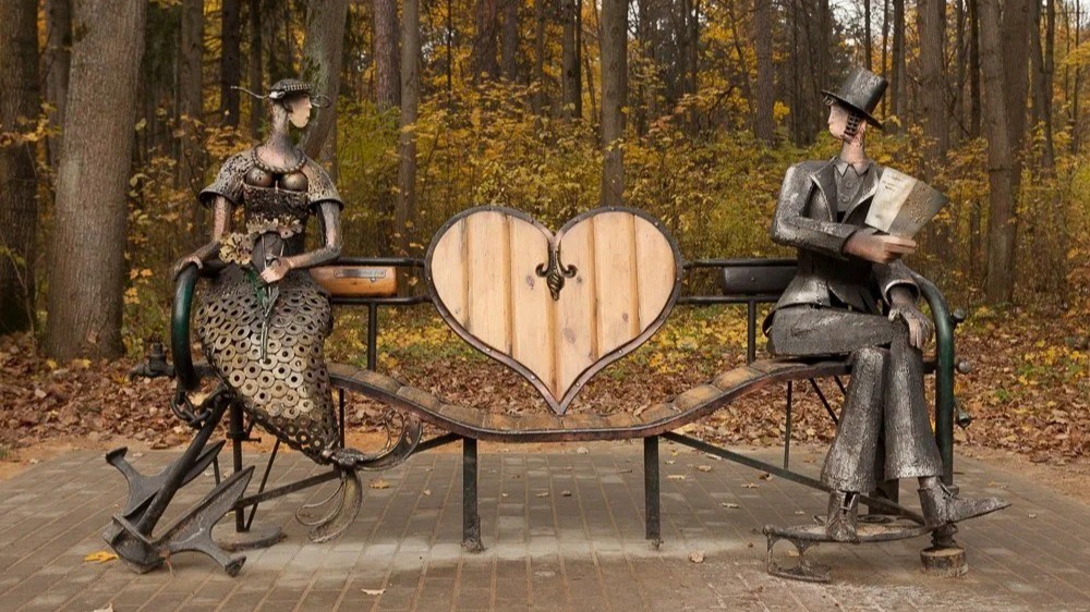 В указателе на скамейке примирения в Подмосковье заметили ошибку