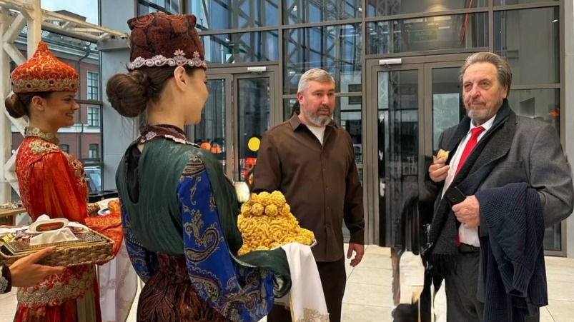 Отец Илона Маска прилетел в Казань