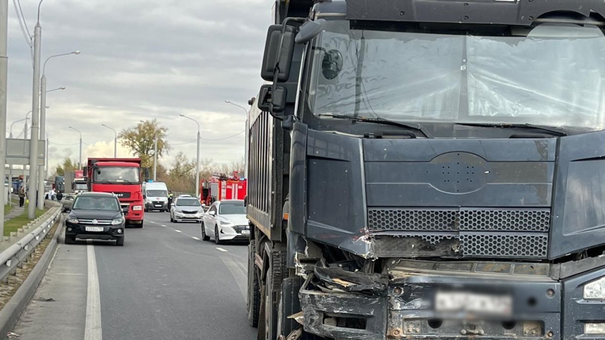 Два грузовика, автобус и семь машин столкнулись под Волгоградом