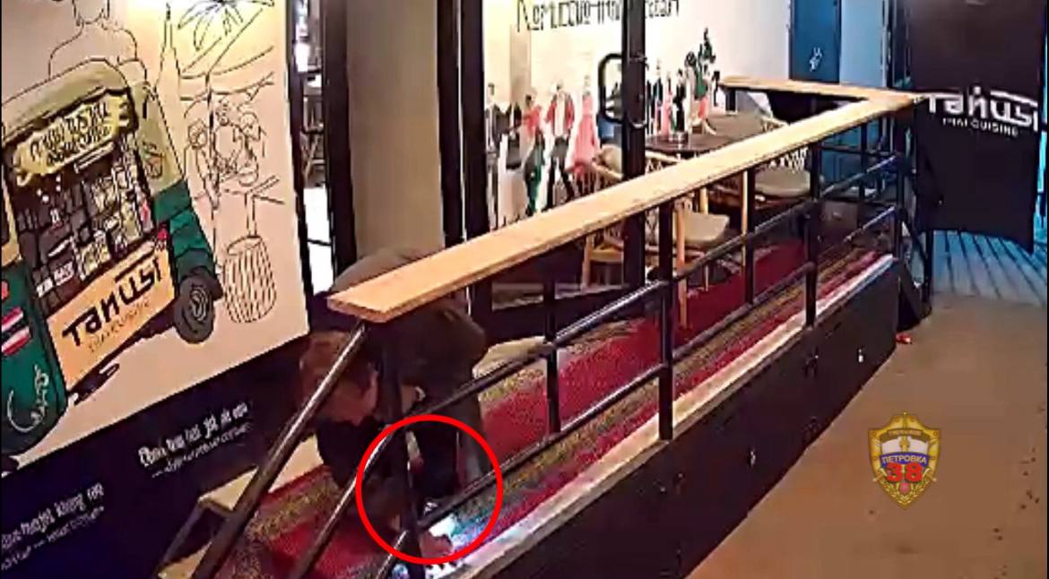 Житель Подмосковья украл телефон у одного из посетителей бара в столице