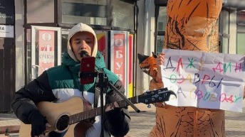 Уличного музыканта Женьку Радость задержали за поддержку арестованной певицы Наоко