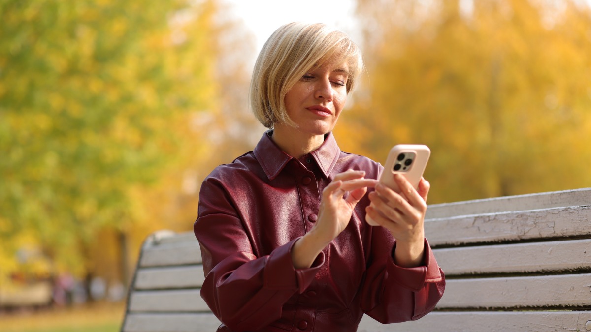 Москвичка Елена Лобова остается на связи с близкими даже во время прогулки по музею-заповеднику