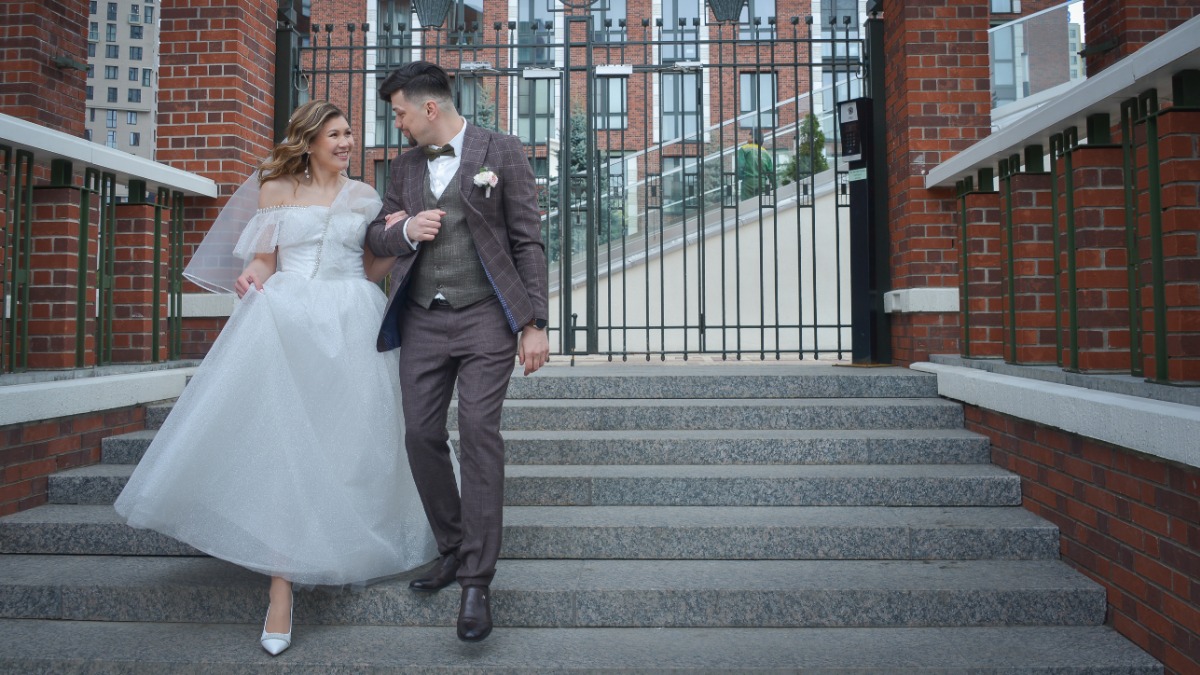 Столичные молодожены Сергей и Яната Витошновы гуляют в районе Речного вокзала