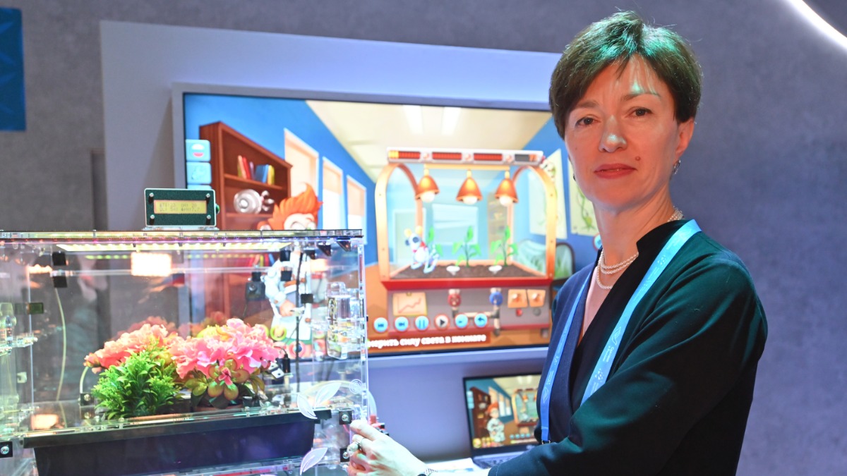 Представитель компании-резидента Технополиса «Москва», специализирующейся на производстве учебного оборудования, Татьяна Кутикова показывает принцип работы устройства, которое помогает выращивать растения