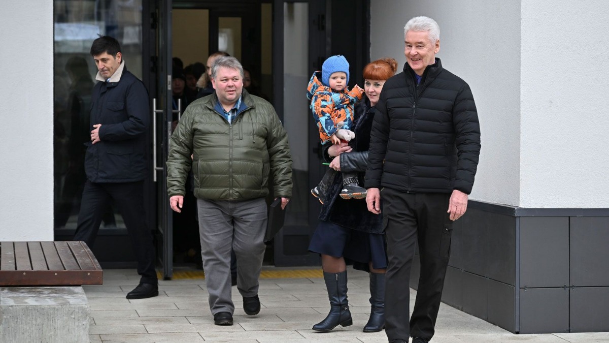 Семья Виталия Сухова получила квартиру в новостройке по программе реновации. Мэр Москвы Сергей Собянин поздравил новоселов и вручил им новый автомобиль