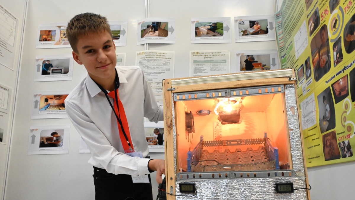 Ученик 6-го класса МБОУ СОШ № 20 имени Георгия Жукова из Краснодарского края Дмитрий Спиваков представил на выставке национального соревнования «Шаг в будущее, Юниор» проект по конструированию инкубатора из подручных материалов