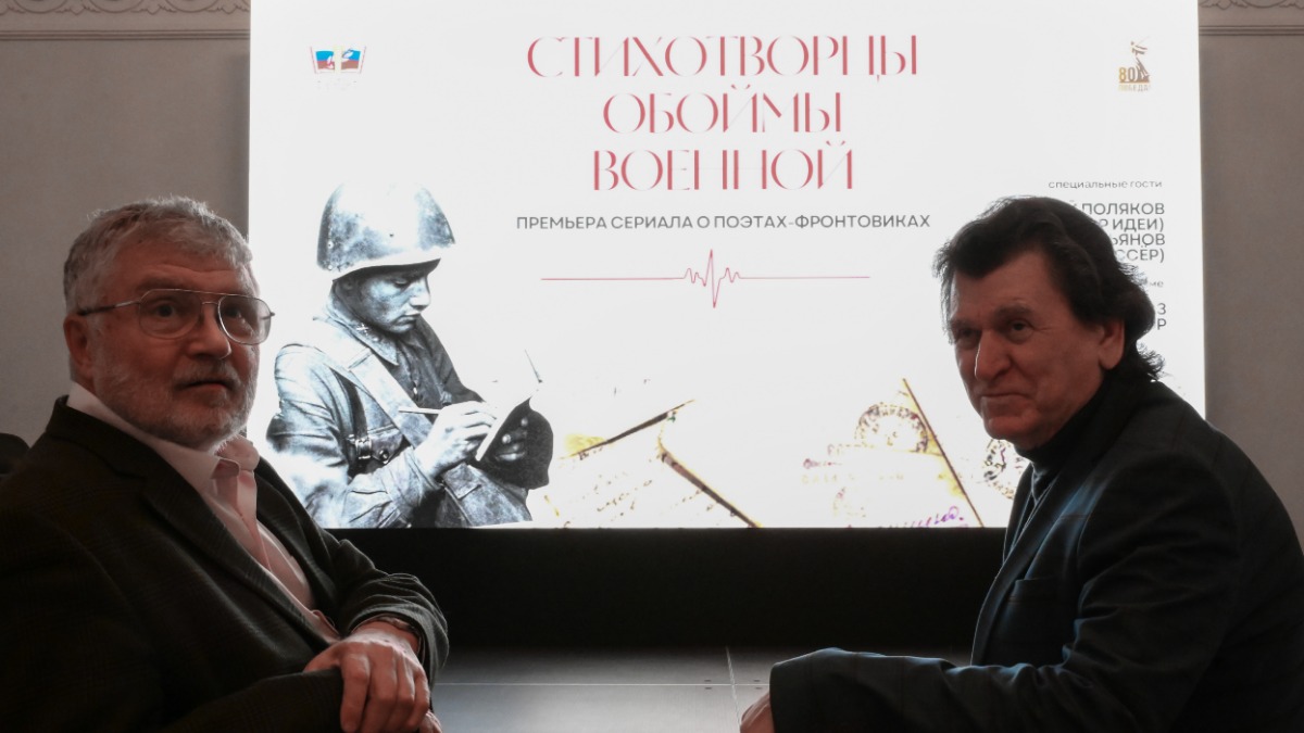 Российский писатель и прозаик Юрий Поляков и режиссер Владимир Фатьянов на премьере совместной ленты