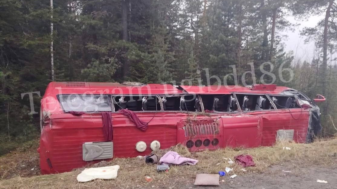 Пассажирский автобус перевернулся на трассе в Югре, погибли два человека