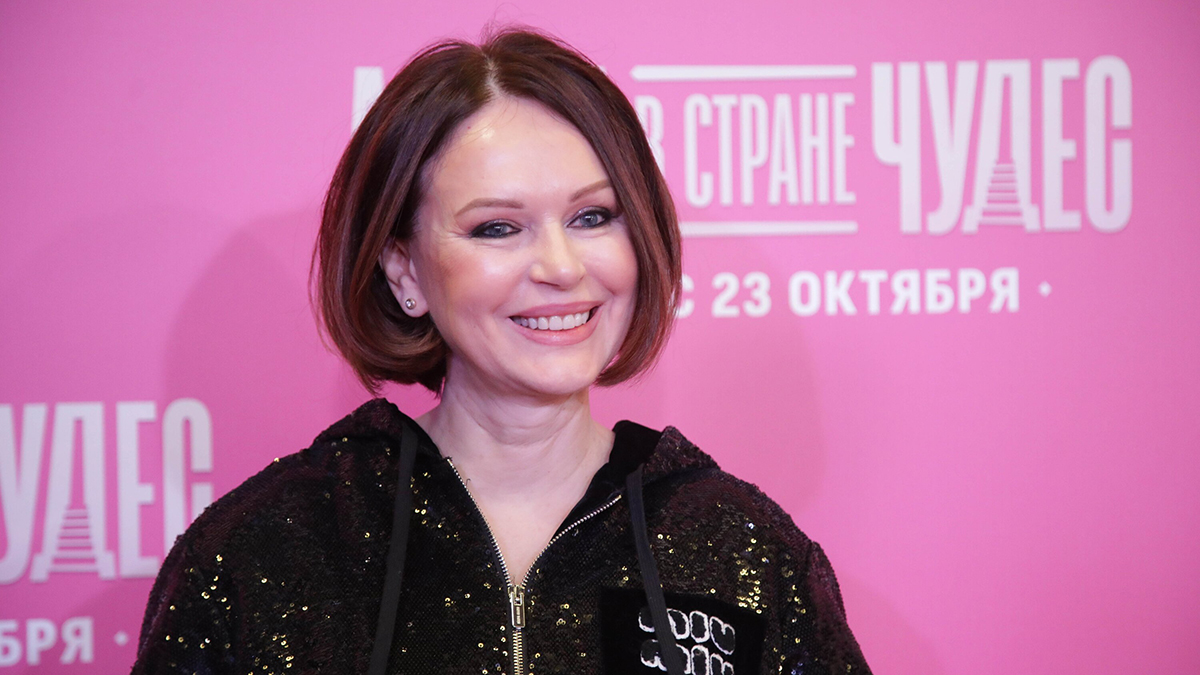 Безрукова получила травму ноги, из-за которой передвигается в инвалидном кресле