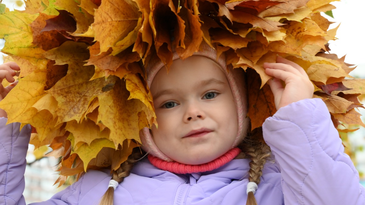 Четырехлетняя москвичка Серафима Катрушина сделала себе осеннюю корону