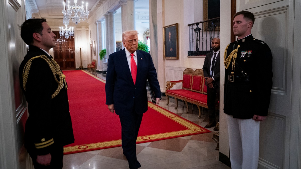 Президент США Дональд Трамп входит в Восточное крыло Белого дома в Вашингтоне