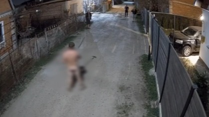 Голый пьяный мужчина бегал с тяпкой за жителями поселка в Краснодарском крае