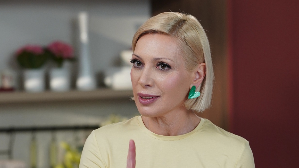 Аврора на съемках телешоу «Полезная программа» обсуждает с экспертами бытовые советы