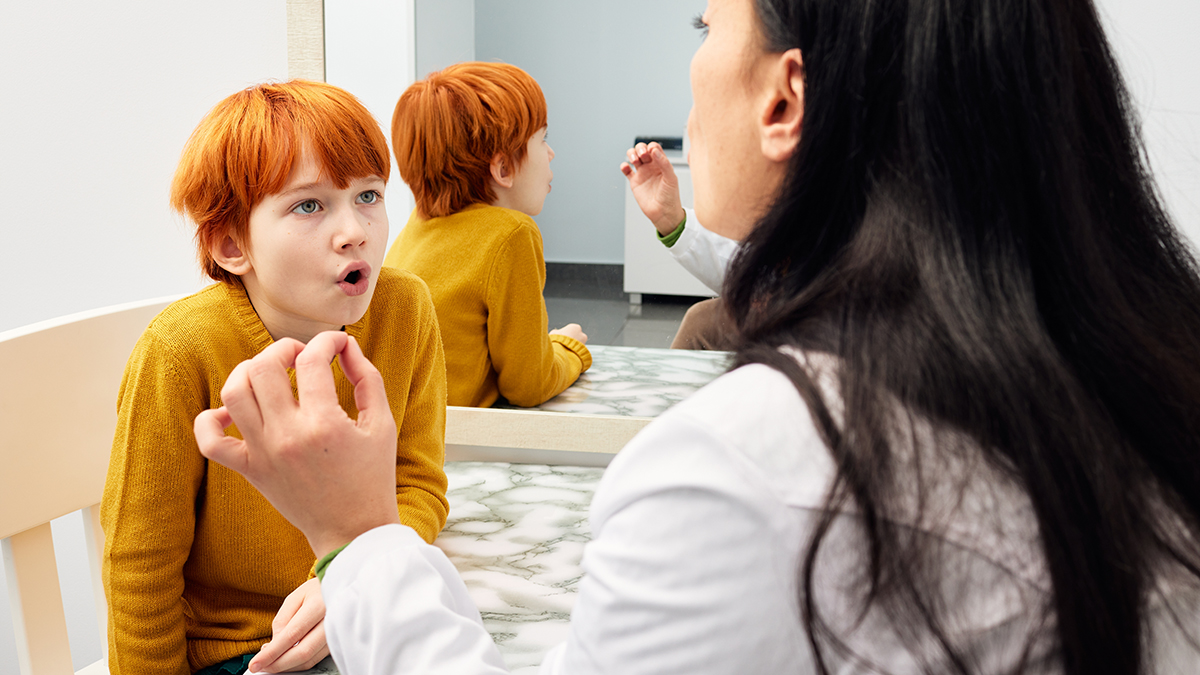 Ребенок заикается: что делать, упражнения, лечение