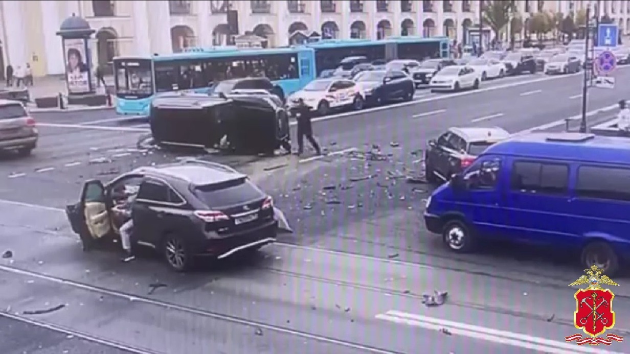 Восемь машин столкнулись на Невском проспекте в Петербурге, есть пострадавшие