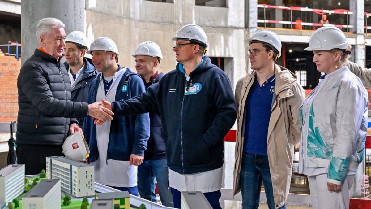 Мэр Москвы Сергей Собянин, строители и врачи осмотрели ход возведения нового многопрофильного комплекса Московского научно-исследовательского центра «Больница 52». Сдать его обещают через два года. Более 50 медицинских учреждений появится на карте столицы в ближайшие три года