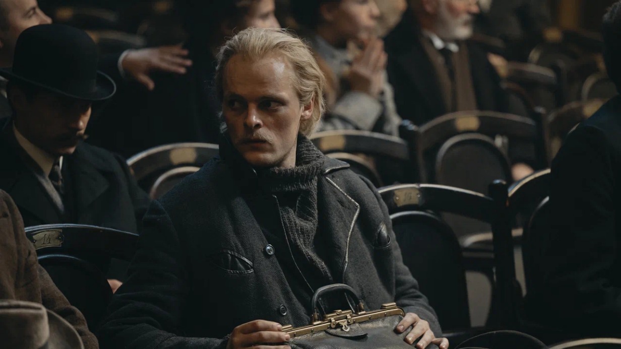 Александр Мизев в образе Лютера, фото со съемок сериала «Хроники русской революции»