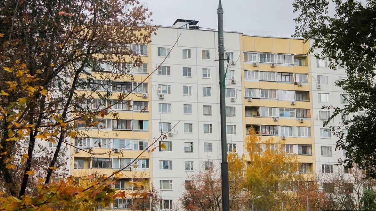 В районе Отрадное проходит капитальный ремонт дома 1982 года постройки 